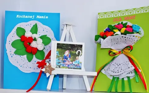 Praca plastyczna na dzień mamy: laurka z kwiatami i sercem, bukiet róż na zielonej kartce, zdjęcie mamy z córką.