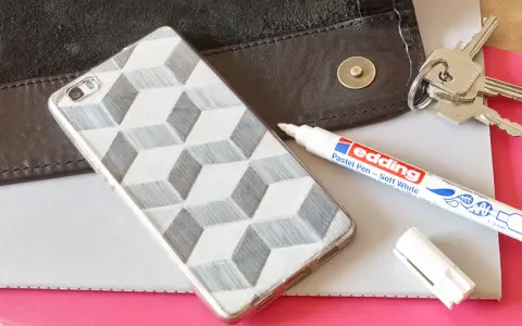 Jak pomalować etui na telefon? Zobacz, jak łatwo stworzyć geometryczny wzór za pomocą pisaka Edding.