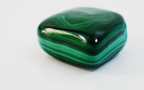 Zielony, prążkowany kamień, przypominający mołdawit, choć niektórzy uważają go za niebezpieczny ze względu na jego intensywną energię.
