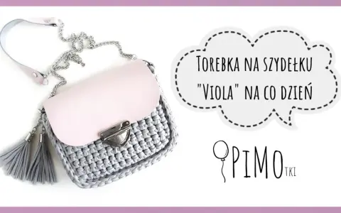 Szara torebka na szydełku z różową klapką i frędzlami. Wzory na torebki ze sznurka.