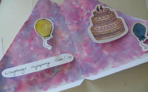 Kolorowa kartka urodzinowa DIY z namalowanym tortem i balonami. Napis "Wszystkiego Najlepszego Gaba! :D" dodaje osobistego charakteru.