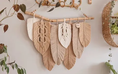 Makramowe pióra, ozdoby ścienne w stylu boho. Różne rodzaje rękodzieła tworzą przytulną atmosferę.