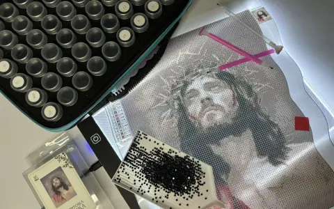 Zestaw do haftu diamentowego: płótno z wizerunkiem Jezusa, pojemniczki z diamencikami, tacka i pisaki. Jak zrobić haft diamentowy?