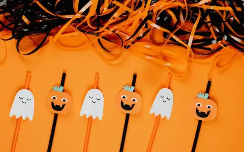 Słomki z dyniami i duchami – idealne, by pokazać, jak zrobić ozdoby na Halloween.