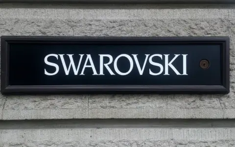 Tablica z napisem SWAROVSKI, symbolizująca luksus i precyzję, przypomina o austriackich korzeniach marki.
