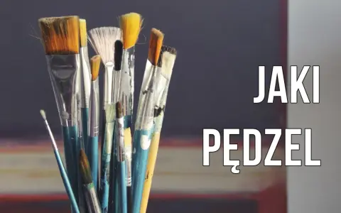 Pęk pędzli malarskich różnych rozmiarów i kształtów na ciemnym tle.