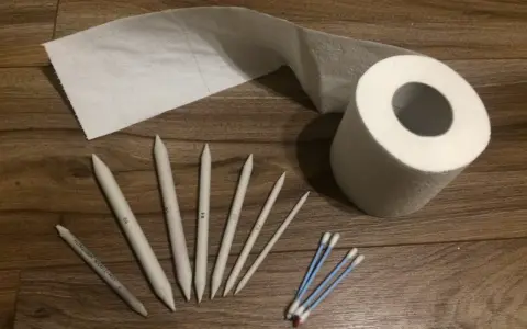 Zestaw narzędzi do rozcierania: wiszer, rolka papieru, patyczki kosmetyczne i grafit.