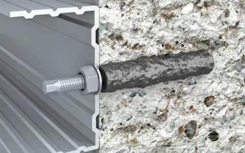 Przekrój profilu aluminiowego z widocznym elementem mocującym, który wchodzi w beton. To jest właśnie ankier – co to jest, widać na obrazku.