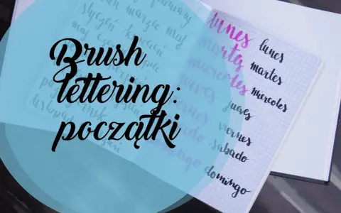 Pismo kaligraficzne "Brush Lettering: początki" na kratkowanym zeszycie, obok dni tygodnia po hiszpańsku.