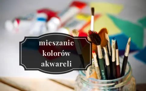 Pędzelki do malowania czekają na mieszanie kolorów akwareli. W tle tubki z farbami i kolorowe płótno.