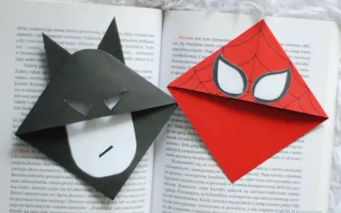Własnoręczne prezenty dla chłopaka: zakładki do książek w kształcie Batmana i Spider-Mana.