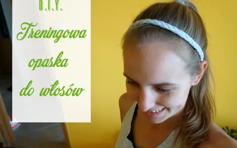 Jak zrobić opaskę na włosy? Uśmiechnięta dziewczyna prezentuje gotową, plecioną opaskę treningową.