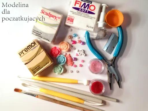 Zestaw do gotowania modeliny: gliny Sculpey i Fimo, ozdobne różyczki, koraliki, narzędzia do modelowania i pęseta.