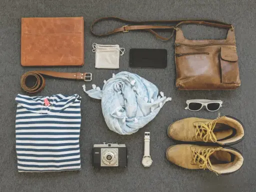 Skórzana torebka, pasek, portfel, telefon, aparat, chusta, okulary, buty i zegarek. To wszystko to galanteria, co to za zestaw?