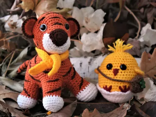 Urocze amigurumi: tygrys w żółtym szaliku i kurczaczek w skorupce. To właśnie amigurumi co to za sztuka!