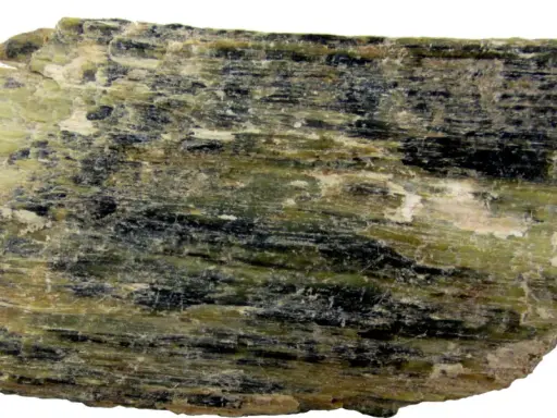 Szarozielony, włóknisty minerał z czarnymi wtrąceniami, przykład rzadkich minerałów.