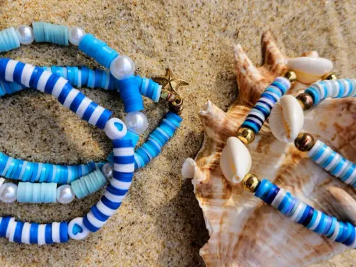 Letnie bransoletki z muszelek i koralików, idealne na plażę. Robienie bransoletek to świetna zabawa!