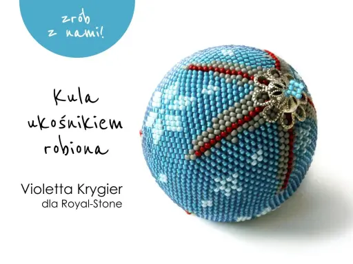 Piękna kula z koralików, ozdobiona srebrnym kwiatkiem. Wzory na bombki z koralików mogą być tak zachwycające!