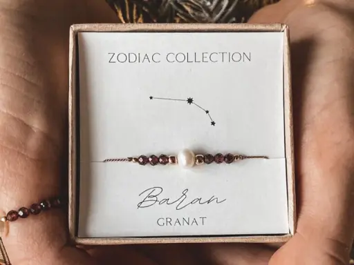Bransoletka z granatów i perłą, symbolizująca znak zodiaku Baran. Kamień ten dodaje energii i odwagi.