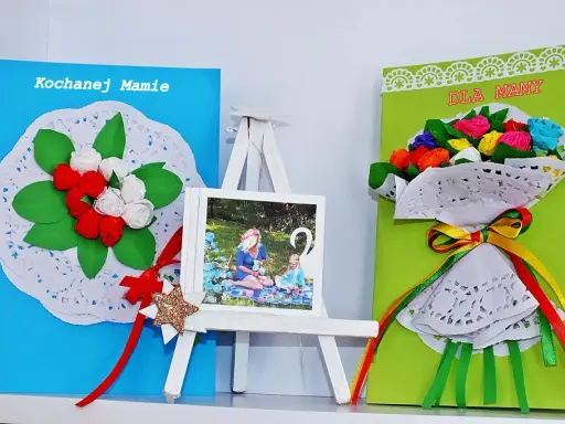 Praca plastyczna na dzień mamy: laurka z kwiatami i sercem, bukiet róż na zielonej kartce, zdjęcie mamy z córką.