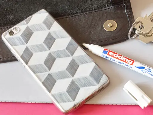 Jak pomalować etui na telefon? Zobacz, jak łatwo stworzyć geometryczny wzór za pomocą pisaka Edding.