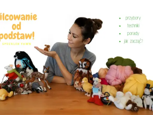 Kobieta prezentuje swoje urocze figurki z filcu, wykonane techniką filcowania na sucho. Wśród nich są zwierzątka i postacie.