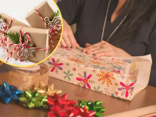 Osoba pakuje prezent w kolorowy papier. W tle widać kilka prezentów w brązowym papierze.