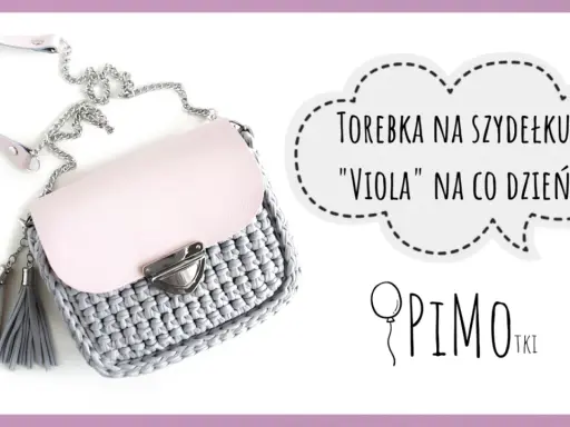 Szara torebka na szydełku z różową klapką i frędzlami. Wzory na torebki ze sznurka.
