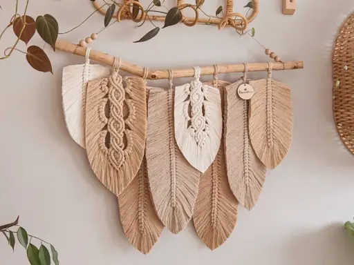 Makramowe pióra, ozdoby ścienne w stylu boho. Różne rodzaje rękodzieła tworzą przytulną atmosferę.
