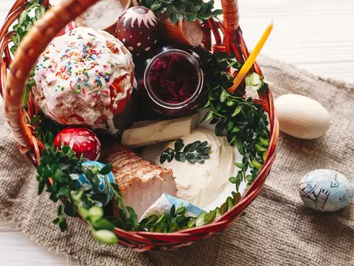 Koszyczek wielkanocny: chrzan, kiełbasa, jajka, babka i świeca. Idealny pomysł, jak zrobić koszyczek wielkanocny.