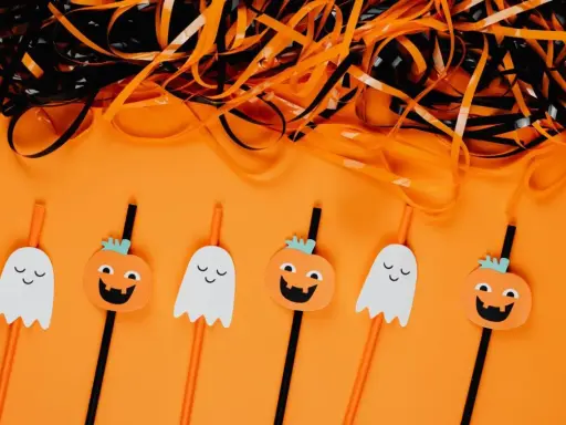 Słomki z dyniami i duchami – idealne, by pokazać, jak zrobić ozdoby na Halloween.