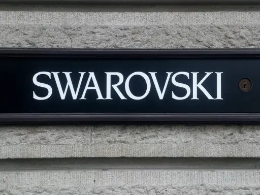 Tablica z napisem SWAROVSKI, symbolizująca luksus i precyzję, przypomina o austriackich korzeniach marki.