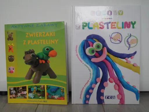 Dwie książki o tworzeniu zwierzątek i innych rzeczy z plasteliny. Jedna z nich przedstawia konika z ptaszkiem, druga zaś kolorową ośmiornicę.