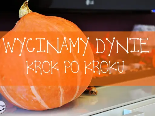 Pomarańczowa dynia gotowa do drążenia. Napis "WycinaMY dynie krok po kroku" zapowiada jesienne zabawy.