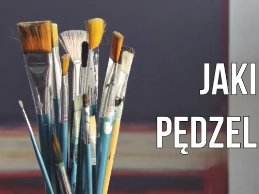 Pęk pędzli malarskich różnych rozmiarów i kształtów na ciemnym tle.