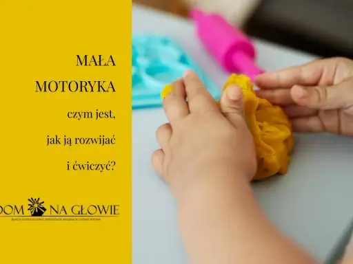 Dziecko bawi się masą plastyczną, rozwijając motorykę małą. Zabawy paluszkami to świetne ćwiczenia.