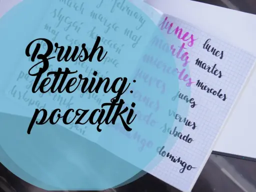 Pismo kaligraficzne "Brush Lettering: początki" na kratkowanym zeszycie, obok dni tygodnia po hiszpańsku.