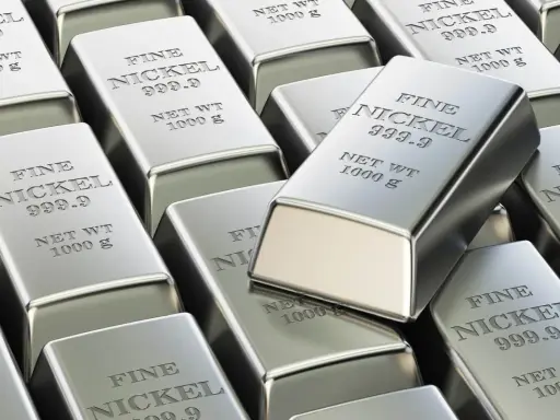 Sztabki czystego niklu, każdy o wadze 1000 g. Materiał ten, choć nie jest bezpośrednio stalą chirurgiczną, jest jej ważnym składnikiem.