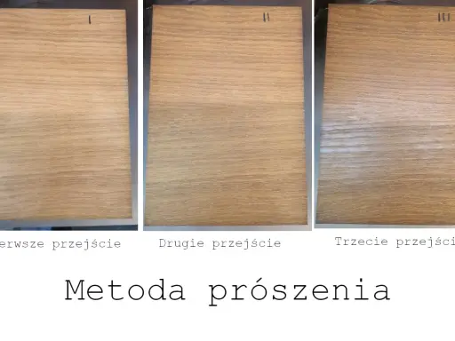 Trzy próbki drewna z różną liczbą warstw bejcy. Pierwsza próbka ma jedną warstwę, druga dwie, a trzecia trzy. Widać, jak bejca stopniowo przyciemnia drewno.