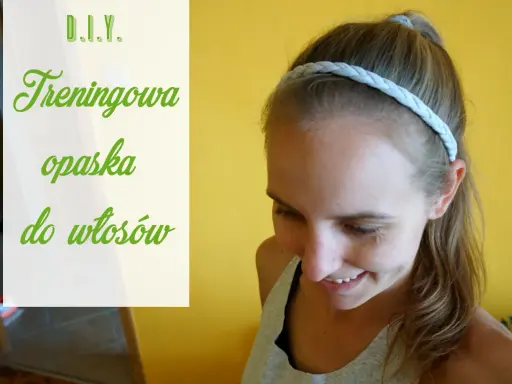 Jak zrobić opaskę na włosy? Uśmiechnięta dziewczyna prezentuje gotową, plecioną opaskę treningową.