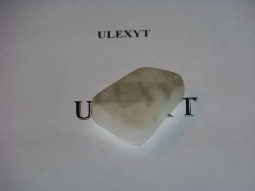 Ulexyt – biały, mleczny kamień z szarymi wtrąceniami. Poznaj jego niezwykłe uleksyt właściwości.
