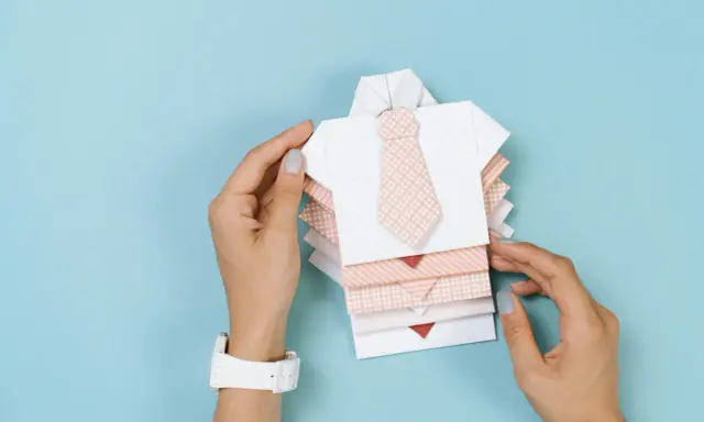 Stosik papierowych koszul z krawatami, idealny na prezent. Proste origami dla początkujących.