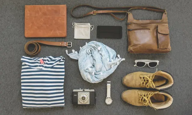 Skórzana torebka, pasek, portfel, telefon, aparat, chusta, okulary, buty i zegarek. To wszystko to galanteria, co to za zestaw?