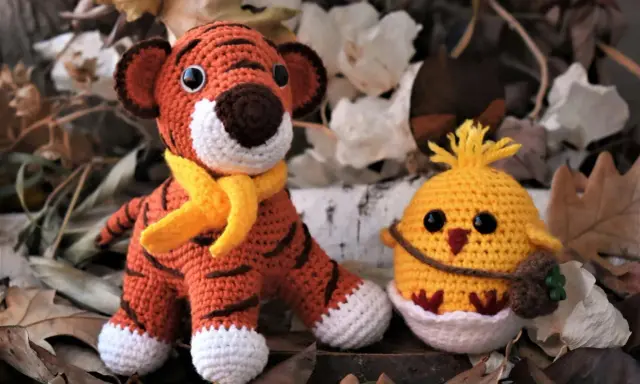Urocze amigurumi: tygrys w żółtym szaliku i kurczaczek w skorupce. To właśnie amigurumi co to za sztuka!