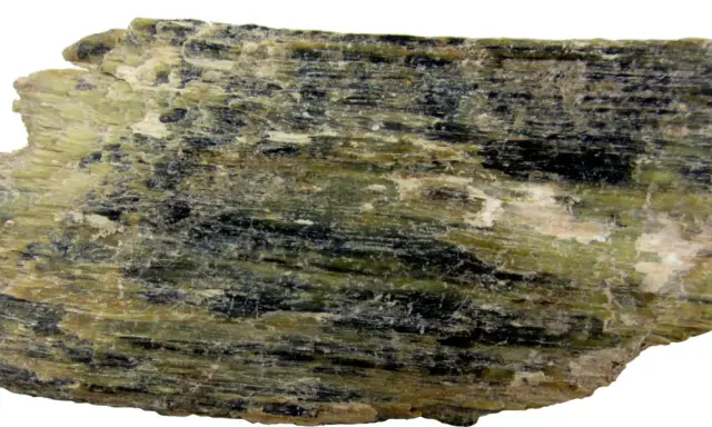 Szarozielony, włóknisty minerał z czarnymi wtrąceniami, przykład rzadkich minerałów.