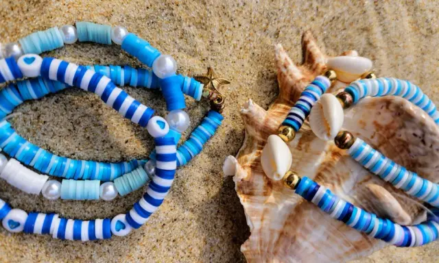 Letnie bransoletki z muszelek i koralików, idealne na plażę. Robienie bransoletek to świetna zabawa!