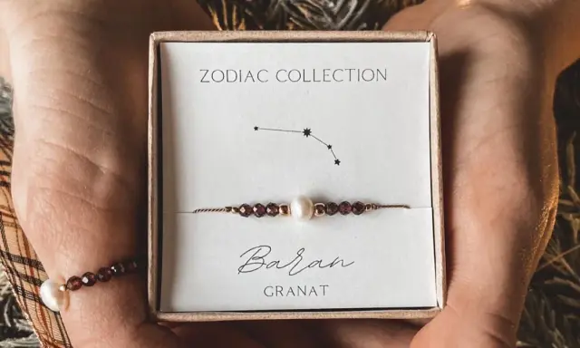 Bransoletka z granatów i perłą, symbolizująca znak zodiaku Baran. Kamień ten dodaje energii i odwagi.