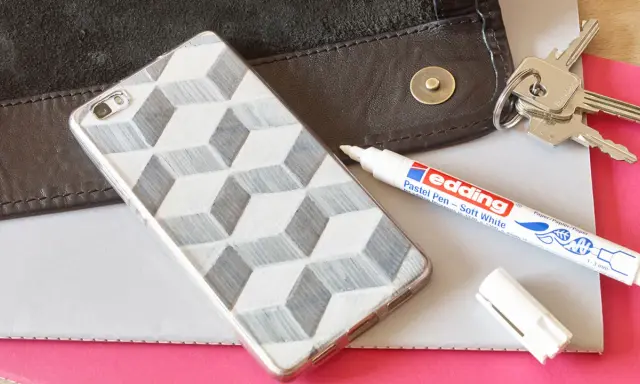 Jak pomalować etui na telefon? Zobacz, jak łatwo stworzyć geometryczny wzór za pomocą pisaka Edding.