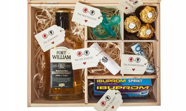 Drewniana skrzynka z zawartością: butelka whisky, smoczek, czekoladki, leki, pieniądze i losy. To idealny **niezbędnik małżeński co włożyć** na szczęście i przyszłość.