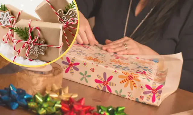 Osoba pakuje prezent w kolorowy papier. W tle widać kilka prezentów w brązowym papierze.
